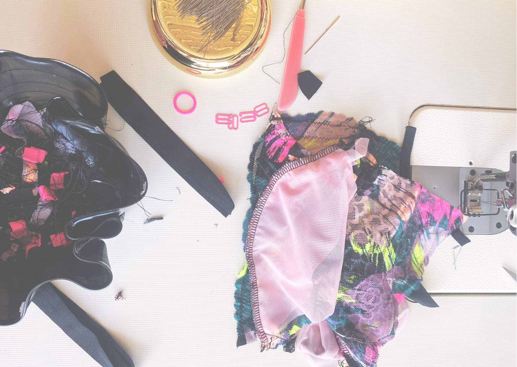 folie xl een collectie van unieke bralettes en body's gemaakt van geliefde restmaterialen